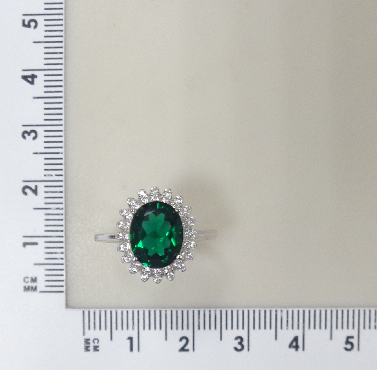 Серебряное кольцо с выращенным изумрудом